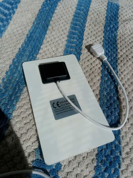 Зарядна сонячна панель. Сонячна станція.