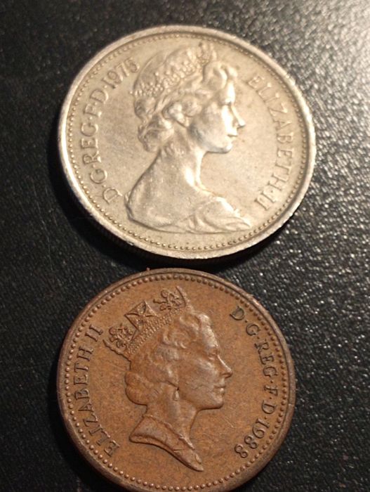 2 moedas de 1 penny 1988 e 5 new pence 1975 - Grã-Bretanha - Soberbas