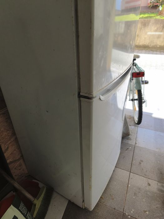 Frigorífico Ariston usado tem 1.80 de altura