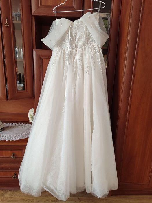Весільна сукня кольору айворі