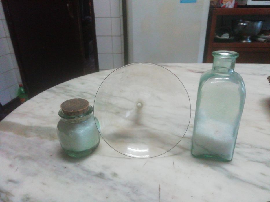 Boiões e funil farmacêutico