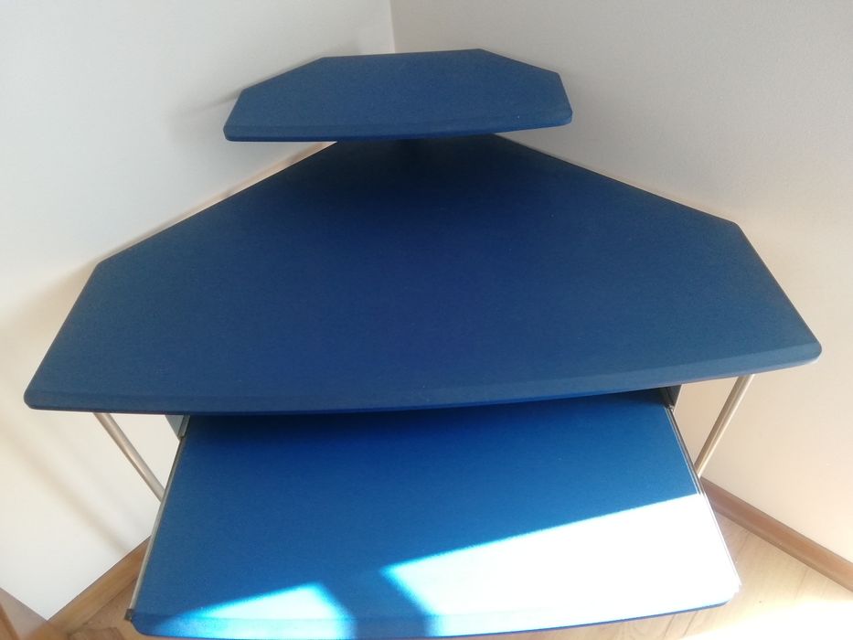 Escrivaninha/secretária em metal c/gaveta para computador e monitor.