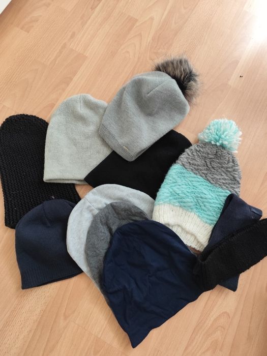 Zestaw czapek i kominów