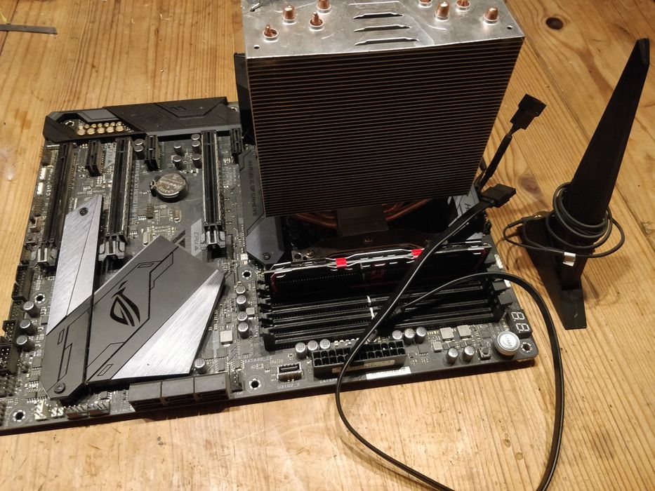 Asus ROG Maximus XI + Intel i7 9700 + 8GB RAM DDR4