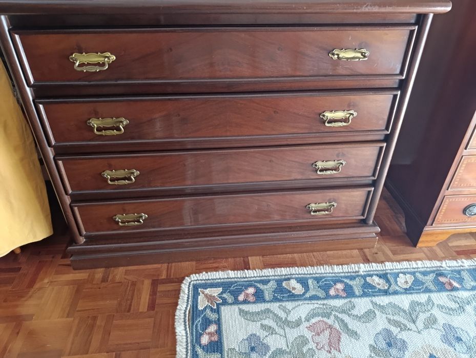 Cama em ferro com mesas cabeceira e cómoda