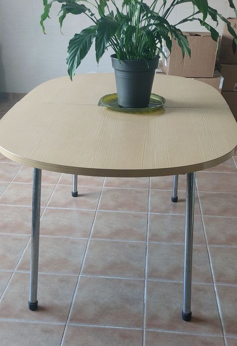 Mesa de fórmica  robusta. Pode ser extensívels