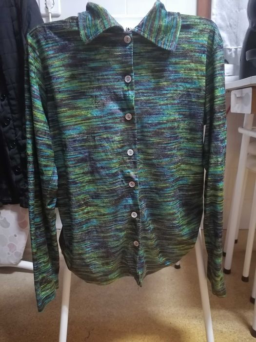 Blusa em veludo fino, matisada de verde e azul, tam M