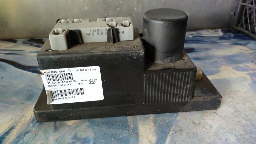 POMPKA ZAMKA CENTRALNEGO MERCEDES 2108002548