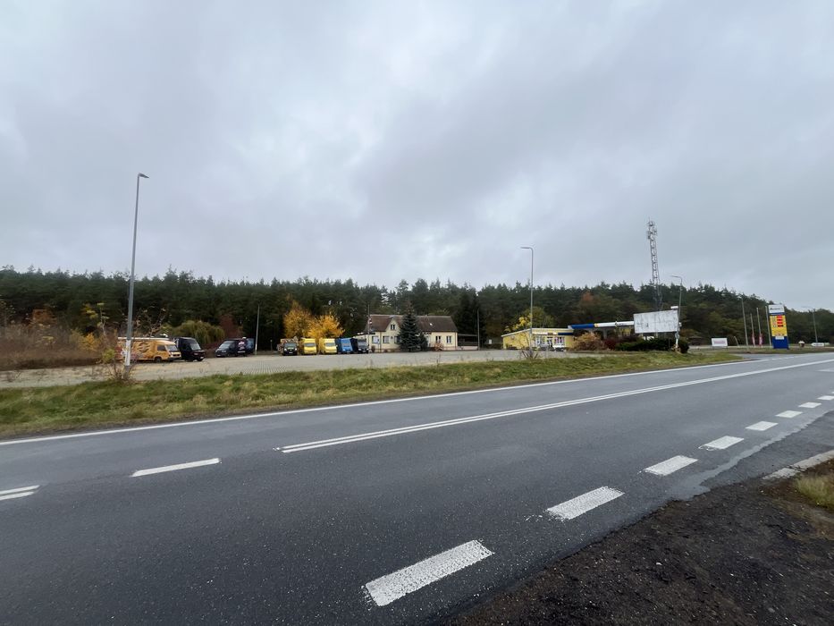 Parking TIR przy Stacji Paliw w Sadykierzu  z budynkiem Barowo-Mieszk.