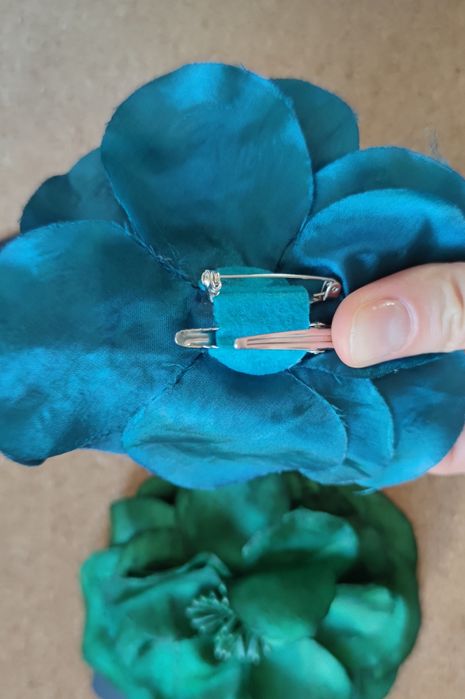 Zestaw 3 x broszki lub wsuwki ozdoby do włosów kwiaty Primark Opia