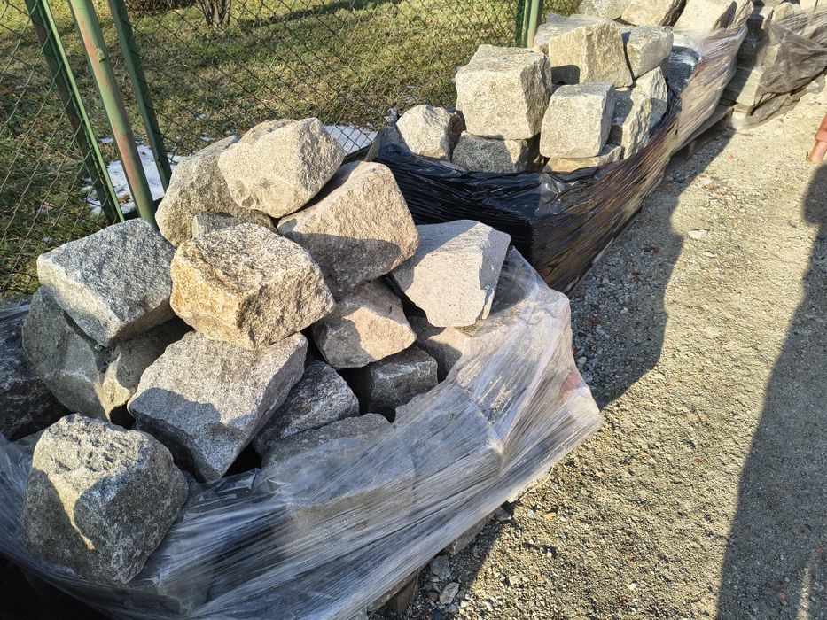 Kostka granitowa 15/17 cm, szara, szaro-ruda, II gatunek, starobruk