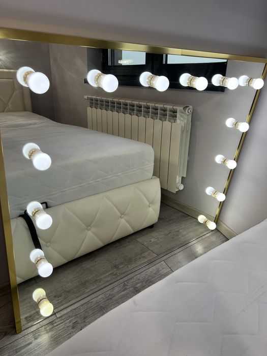 Duze lustro w zlotej ramie