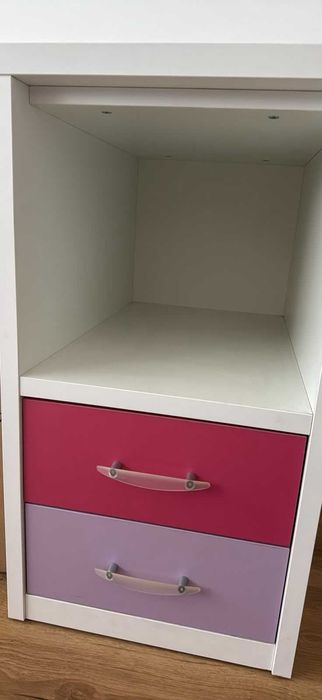 Secretaria branca e rosa