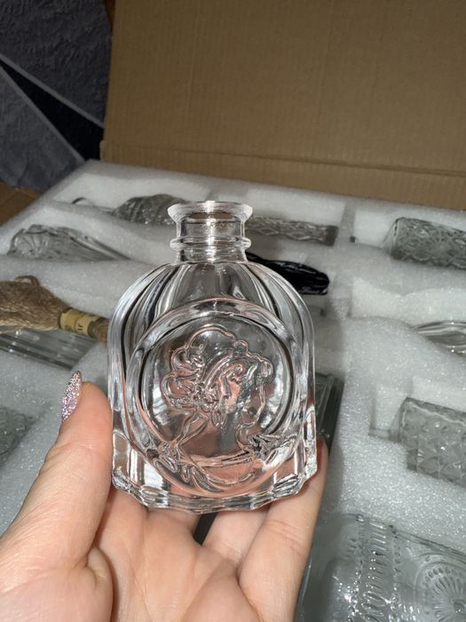 zestaw 12 szklanych wazonów na pąki w różnych kształtach.