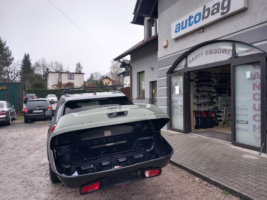 Box montowany na hak holowniczy  Hapro Boxer 420 L - mocny, solidny w kolorze oliwkowej zieleni. Odchylany - umożliwia dostęp do bagażnika samochodu