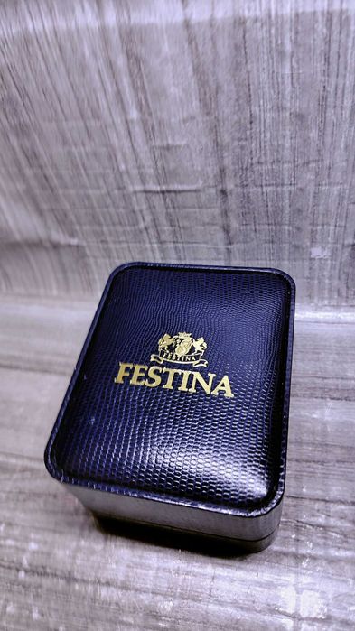 Eleganckie, granatowe etui na zegarek marki Festina ze złotym logo