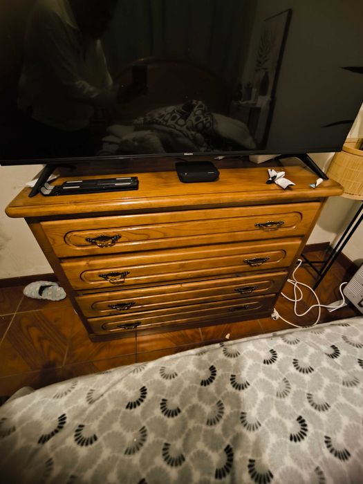 Cómoda de madeira com espelho