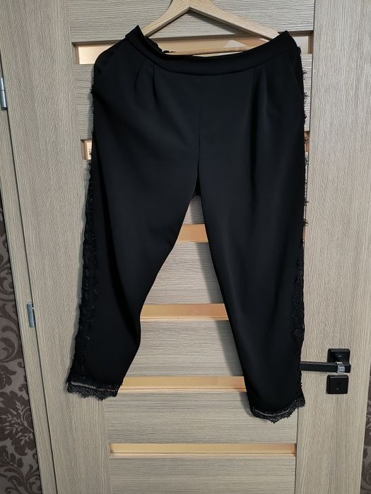 Spodnie Reserved 38 z koronką na boku i dole