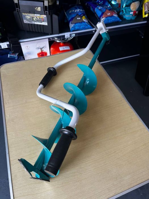 Рибальське спорядження: льодобур, санчата, зимовий ящик