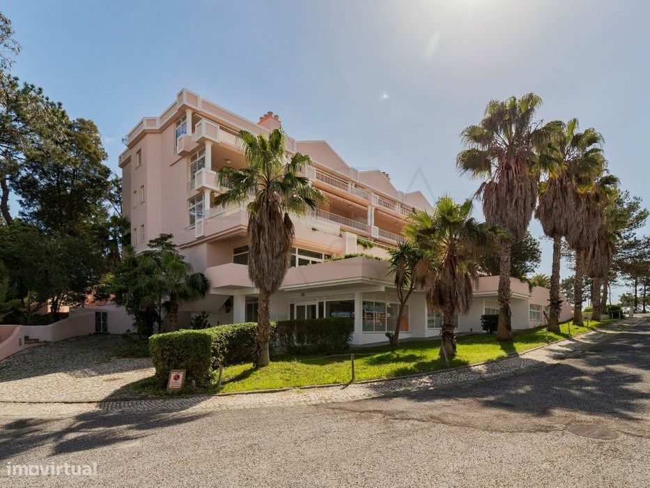 Loja com montra ampla. Disponível para Venda e Arrendamento