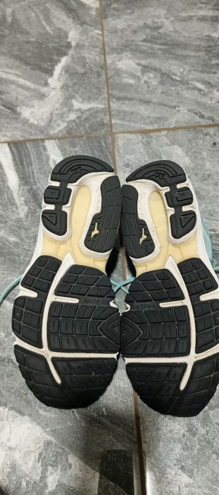 Продам Жіночі кросівки MIZUNO 39 розмір