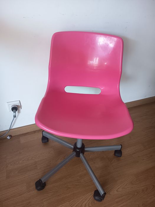 Cadeira rosa secretária