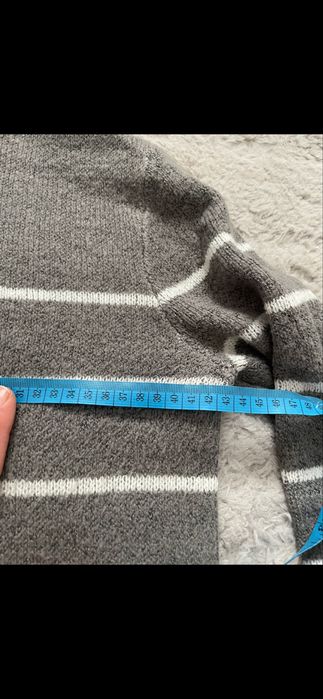 Szara sweterkowa sukienka w paski jesienna zimowa