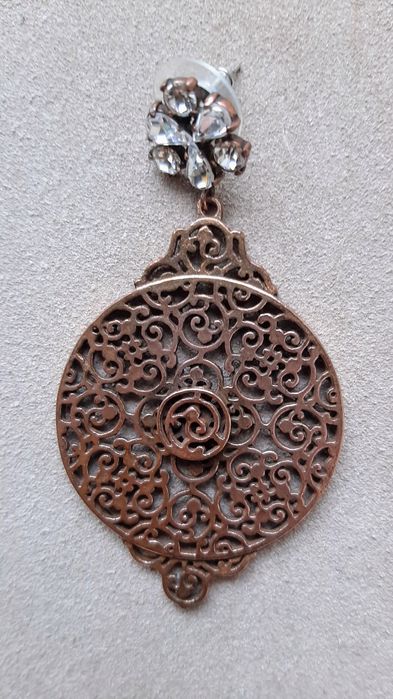 Brincos compridos vintage, cor cobre.
Vintage