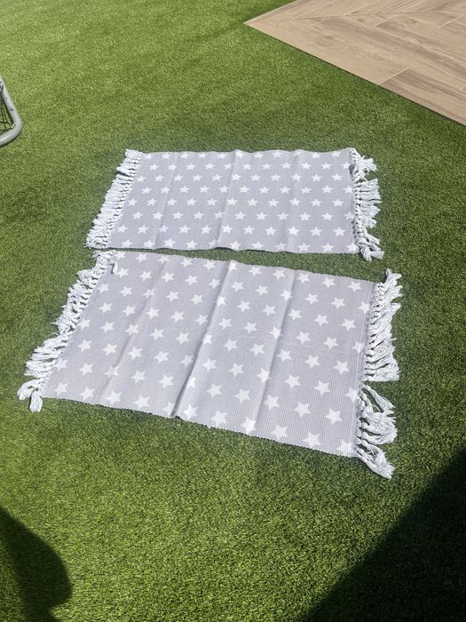 Conjunto de 2 tapetes cinza com estrelas