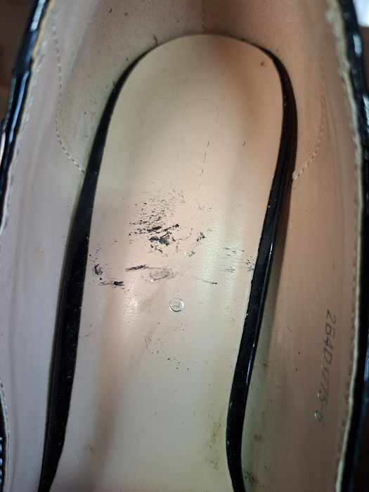 Sapatos pretos de salto alto com lantejoulas – elegantes/festa