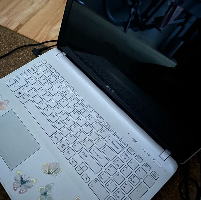 Laptop vaio bialy z naklejkami