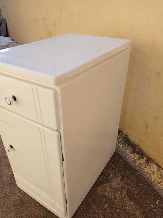 Tanque de roupa com tampa marca Interfibras. Medidas- 80x 60x 40. Em excelente estado.