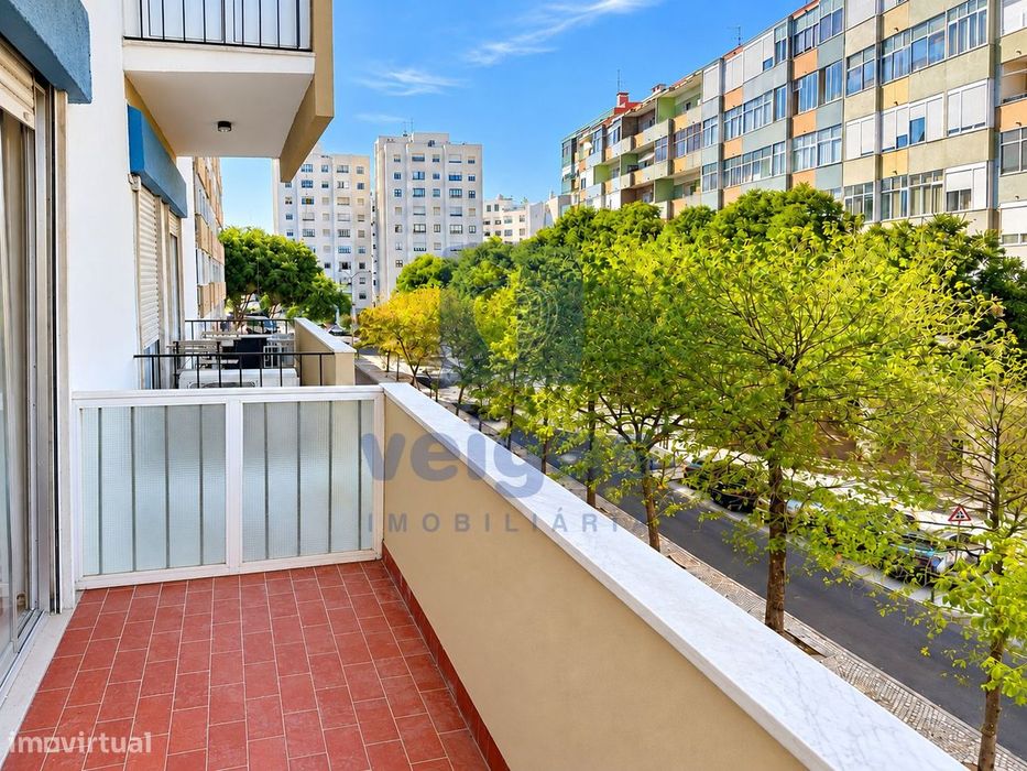 Apartamento T3 Renovado com Varandas em Benfica, Lisboa