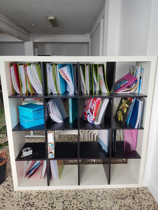Estante IKEA castanho e branco