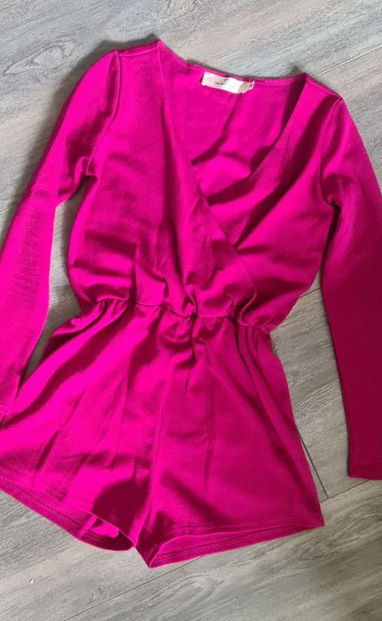 Różowy kombinezon