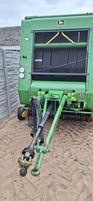 Prasa rolująca John Deere 580 szeroki podbieracz.
