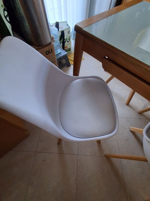 Mesa e 4 cadeiras em excelente estado