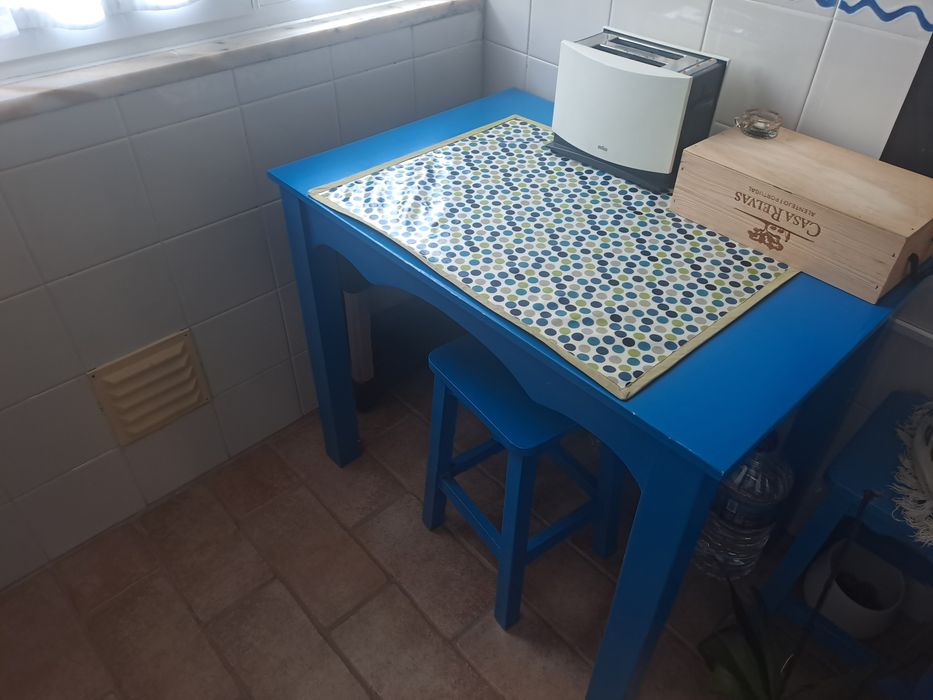 Mesa de madeira azul