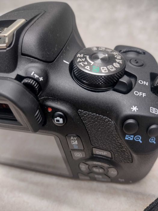 Canon EOS 2000D como nova em caixa original