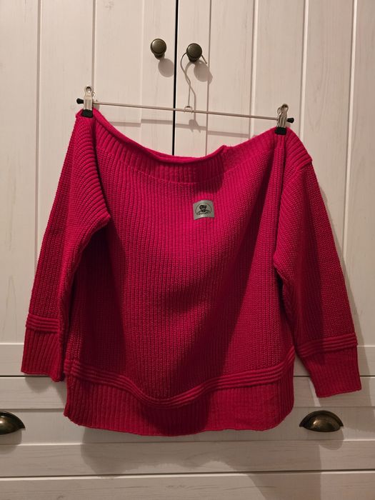 Czerwony sweter na jedno ramie