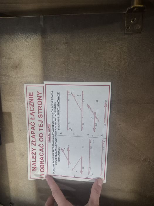 Solidny stół z litego drewna i 6 krzeseł z czarnej eko-skory
To jest z