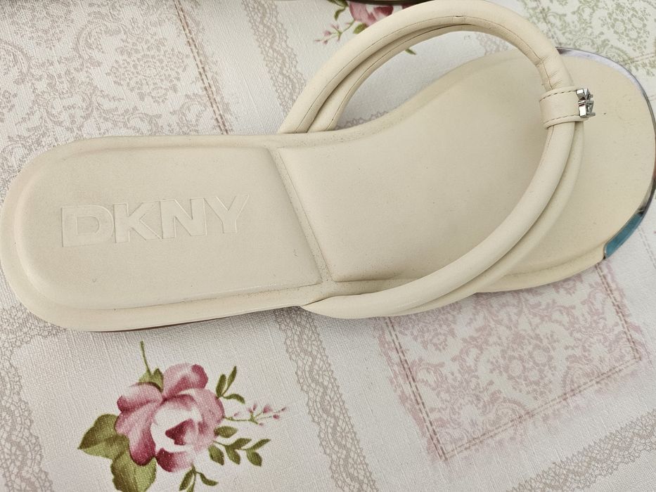 Chinelos DKNY de pele ecru