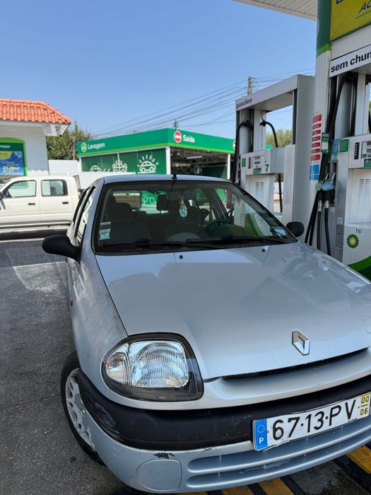 Renault Clio 1.2 2000 para peças ou reparar