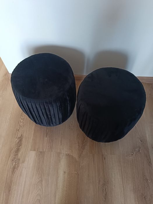 Czarne welurowe pufy