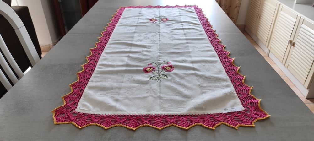 Toalha de Mesa Bordada com Acabamento em Crochê