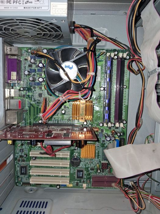 Komputer retro Pentium 4 gratis 2 monitory i licencja Windows XP