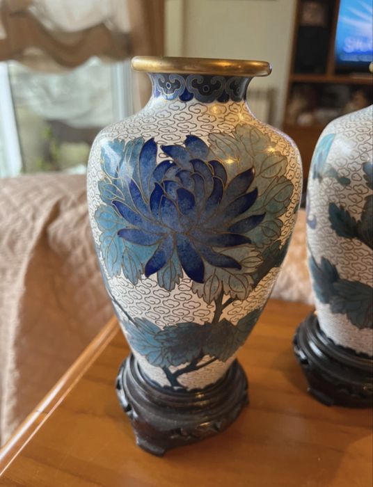 Conjunto 2 jarras cloisonné brancas com flores azuis