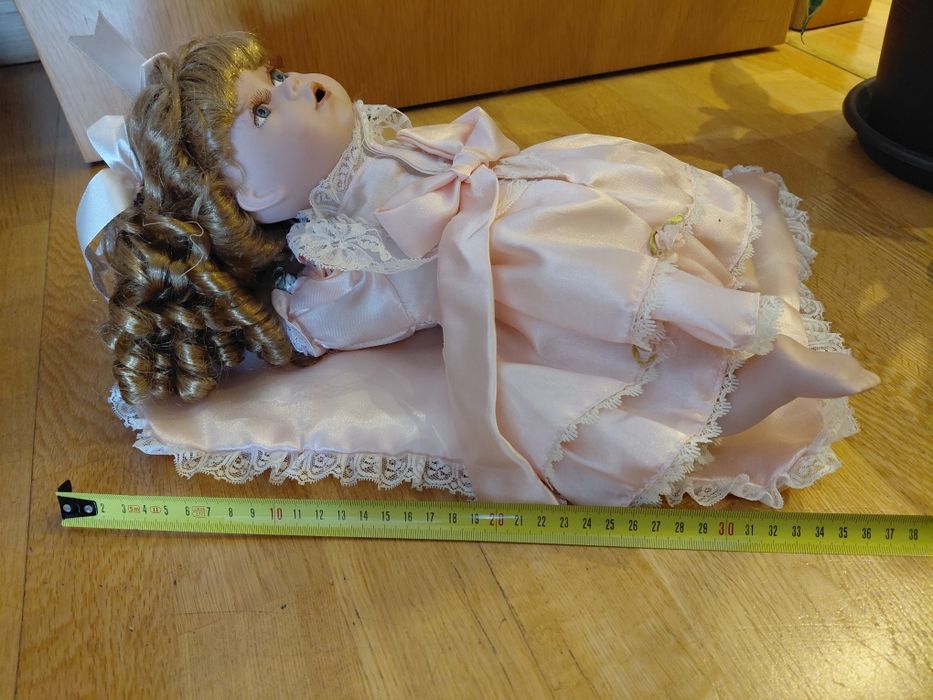 Boneca de porcelana com almofada