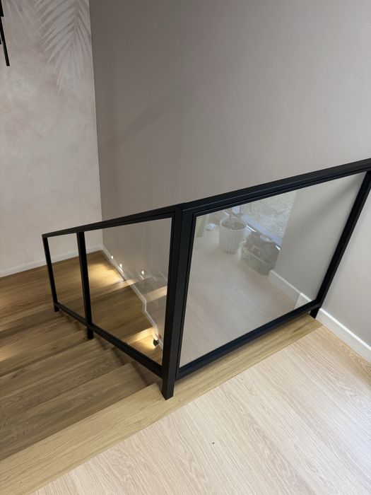Barierka schodowa szklana metalowa nowoczesna loft