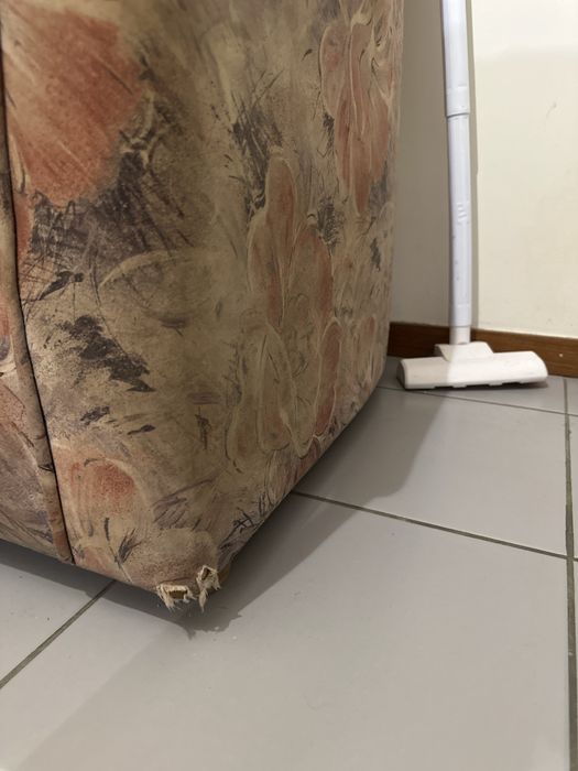 Sofá castanho com 3 lugares